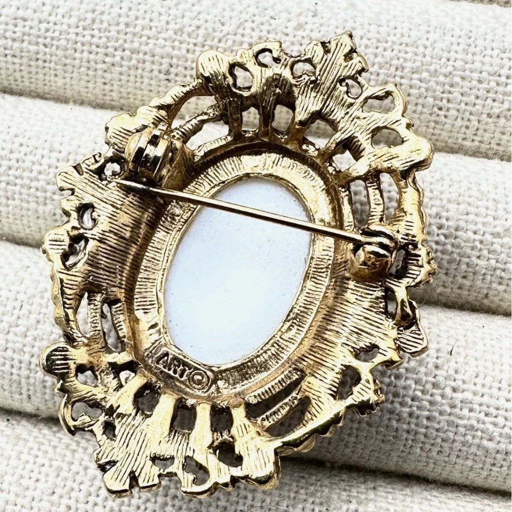 Signed ART Arthur Pepper Vintage Portrait Brooch Faux Pearl Carnelian Gold Tone